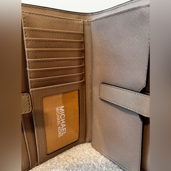 Michael Kors Wallet - Picture 4 of 8